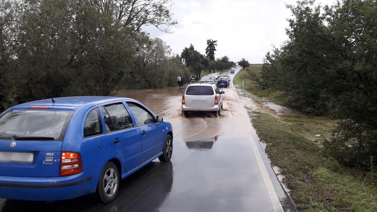 Fotky: Utopená auta i zaplavená kaple. Plzeňsko zasáhly přívalové deště